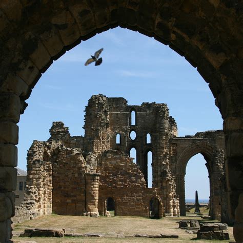 Tynemouth Priory | I was trying to use the arch as a natural… | Flickr