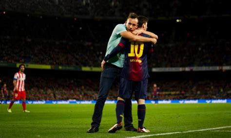 Video: Barcelona fan invades pitch to hug Lionel Messi – talkSPORT | talkSPORT