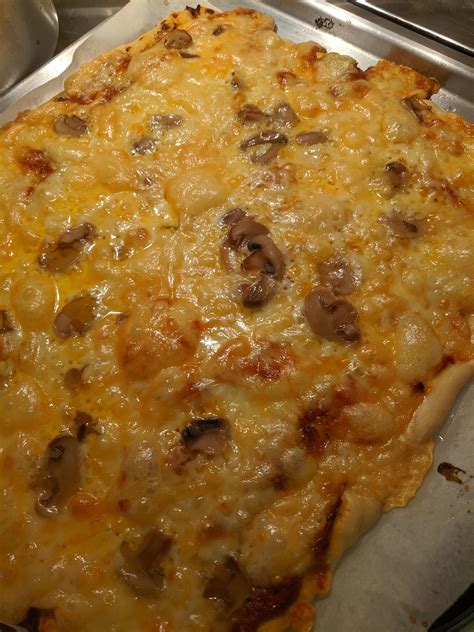 Greek cheese pizza > kasseri with graviera from Naxos Island : Pizza