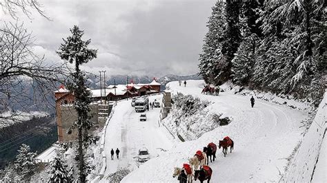 Tourists enthralled as Manali gets season's first snowfall - Hello Tricity