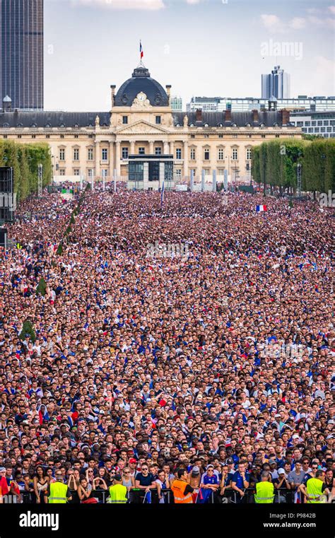 Massive crowd hi-res stock photography and images - Alamy