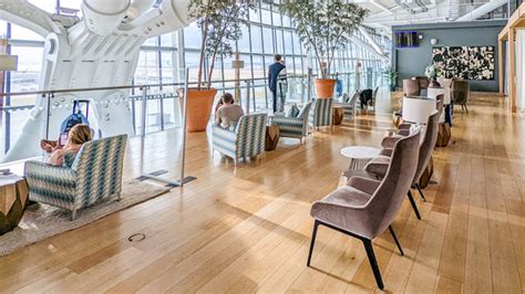 The best airport lounge? It has champagne worth £175 & lets guests skip ...