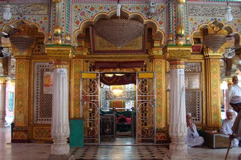 Feel the serenity of Hazrat Nizamuddin Dargah