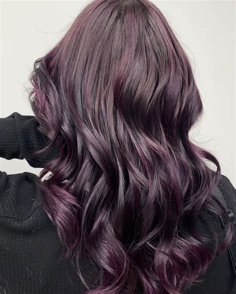 Castaño violeta: el tinte que le dará un toque de color al cabello oscuro | Glamour