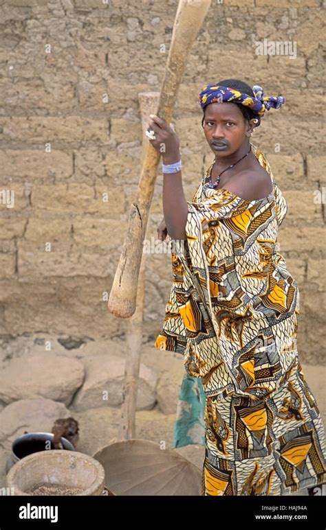 Mali, Segou, Segoukoro, Ancient kingdom of Bambara, Bambara woman Stock ...