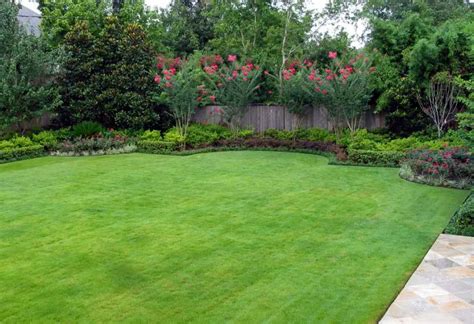 10 Superb Flower And Lawn Landscaping Ideas