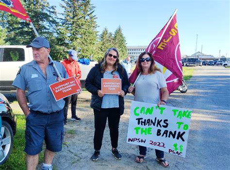 Members picket Joyceville Institution to protest delays in contract bargaining – USJE