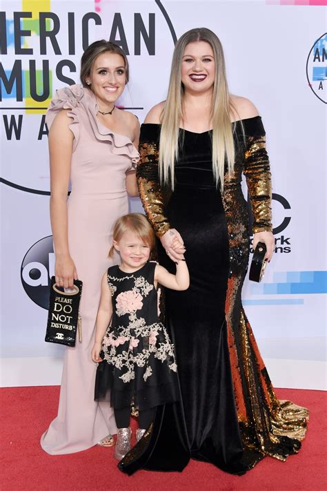 Kelly Clarkson and Her Daughters Walk the Red Carpet at American Music ...