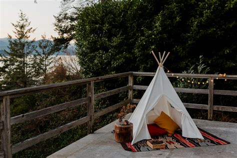 Wigwam placed on wooden terrace with picturesque view · Free Stock Photo