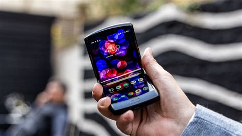 Motorola Razr 2019: manufacturer warns of display damage | AndroidPIT