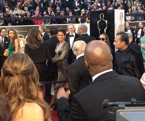 Kevin Frazier on Twitter: "This is me, tryin to holler at #halleberry ...