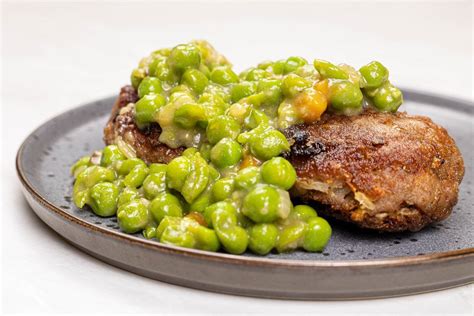 Served Meatballs with cooked Green Peas - Creative Commons Bilder
