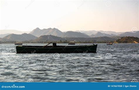 Boat at Sunset on Lake Pichola Stock Photo - Image of morning, evening ...