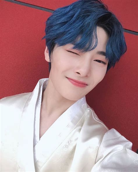 Stray Kids Hispano | 🏆🏆 on Twitter in 2021 | Jeongin blue hair, Stray ...