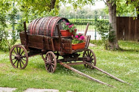 27 Rustic Wagon Planter Ideas | Garden Outline