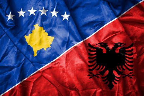 Im Kosovo Und Die Albanischen Flagge Stockfoto und mehr Bilder von 2015 ...