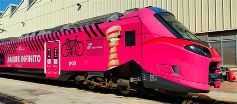 A bordo di un treno Pop con una particolare livrea rosa dedicata al ...