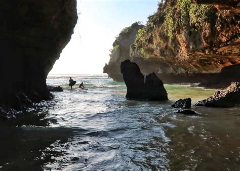 How to get to Uluwatu’s Cave Beach in Bali - FOODICLES