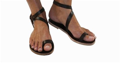 toe loop sandals