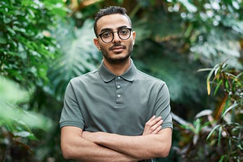 Photo Mise Au Point Sélective D'un Homme Portant Des Lunettes Et Un Polo · Photo gratuite