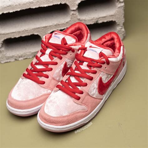 StrangeLove x Nike SB Dunk Low - коллаб ко Дню Святого Валентина