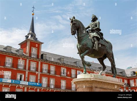 A picture of the Plaza Mayor and the Statue of Philip III Stock Photo - Alamy