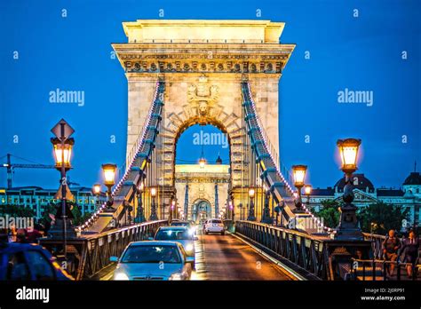 Szechenyi Chain Bridge night view (Budapest, Hungary Stock Photo - Alamy