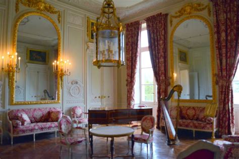 a living room filled with furniture and mirrors