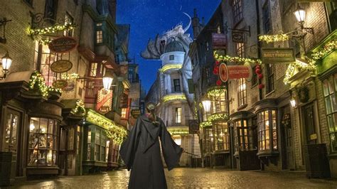 Christmas Returns To Universal Orlando Resort's Wizarding World Of ...