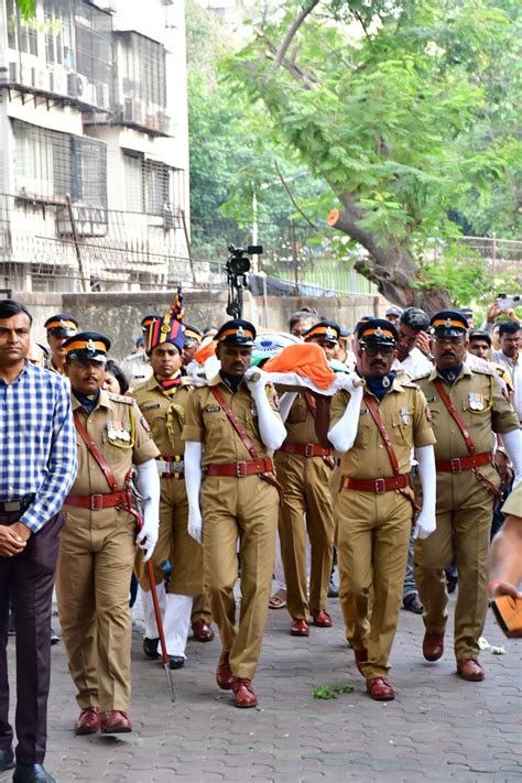 Sulochana Latkar Cremated With State Honours, Friends And Family Bid A Tearful Goodbye - News18