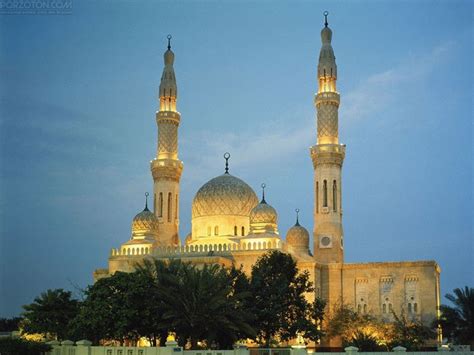 Jumeirah Mosque: Tour, History, Timings, Dress Codes & Tickets