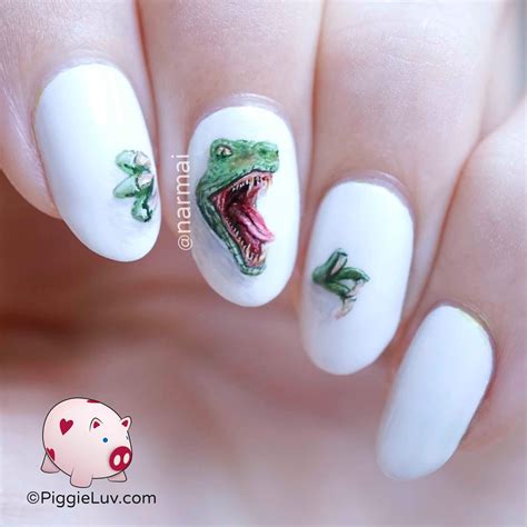 PiggieLuv: Freehand raptor nail art