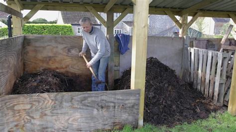 Charles turns a tonne of compost. Four minute time lapse of an hour's work - YouTube