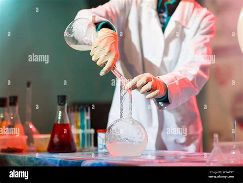 Experiments in a chemistry lab. conducting an experiment in the laboratory Stock Photo - Alamy