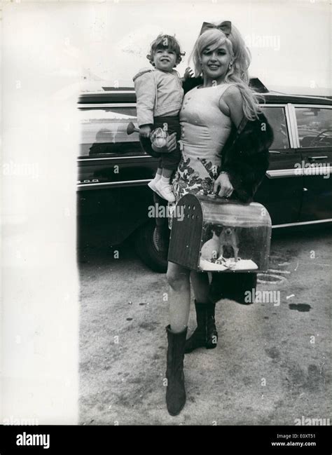 Sep. 09, 1967 - Jayne Mansfield Flies Home.Photo Shows Jayne Stock Photo: 69431181 - Alamy