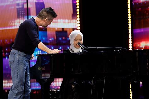 AGT: Simon Cowell Gives Golden Buzzer to Blind Singer