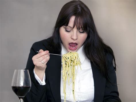 7 Worst Table Manners Mistakes - Boldsky.com