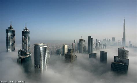 Foto Gedung Pencakar Langit Dubai Yang Menembus Awan Foto-Foto Gedung ...