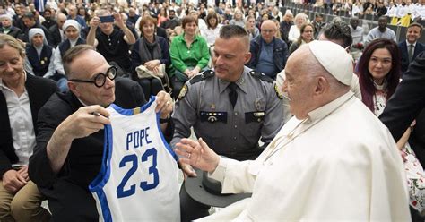 Pope Francis receives Mark Pope UK basketball jersey from Kentucky ...