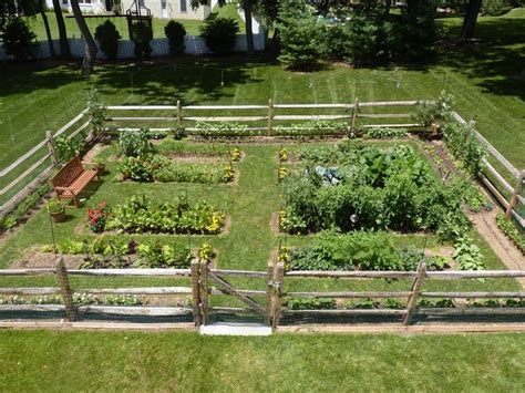 DIY Vegetable Garden Fence Ideas | Fenced vegetable garden, Backyard ...