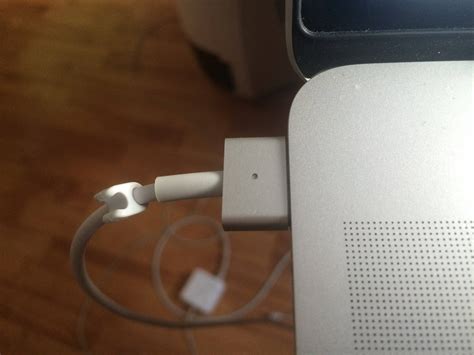 macbook - Magsafe's indicator light goes off, battery gets not charged ...