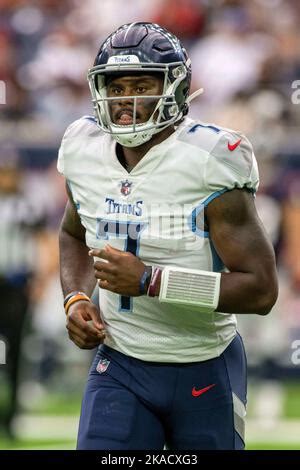 Tennessee Titans quarterback Malik Willis (7) warms up during practice at the NFL football team ...