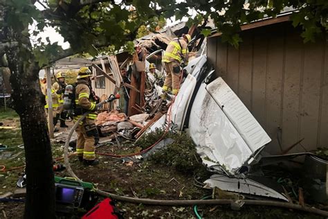 2 dead after plane crashes through roof of Oregon home