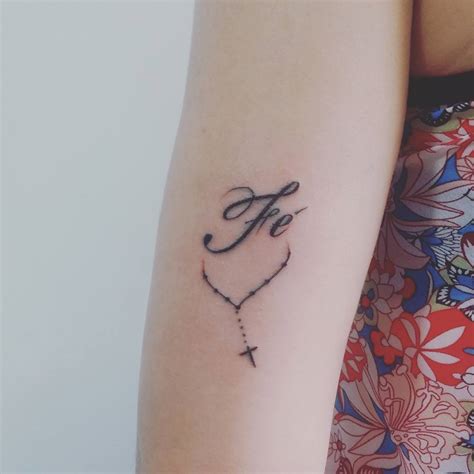 Tatuagem de Nome Fé e Terço | Meninas de Tatuagens