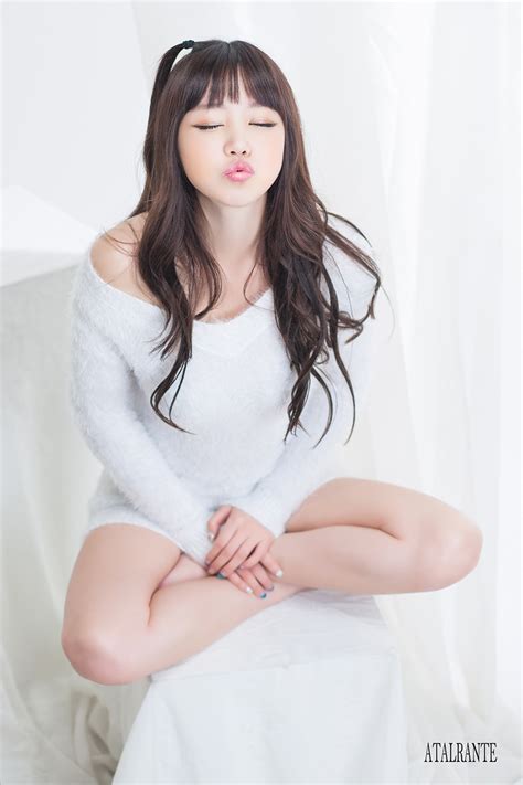 Hong Ji Yeon - Lovely Fluffy White | Korean Models Photos Gallery