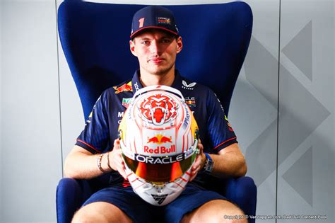 Max reveals his special Japanese GP helmet - news.verstappen.com