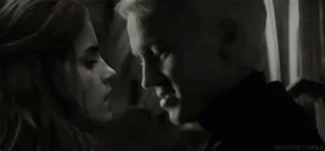 Draco Malfoy And Hermione Granger Kissing GIFs | Tenor