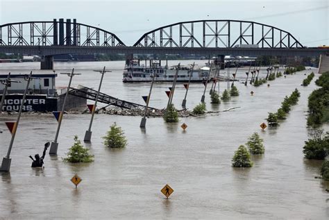 Levee fails, crests coming as flooding woes continue across St. Louis ...