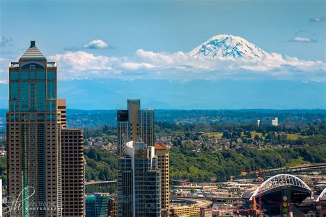 Mount Rainier towering over Seattle : pics