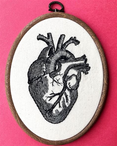 ℂℝ𝕀𝕄𝕊𝕆ℕ ℙ𝕀ℕ𝕊 on Instagram: “Anatomical heart hoop in the shop ️” | Kanaviçe